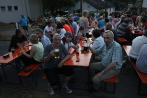 Gemütliches Beisammensitzen am Pfarrberg. 