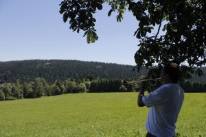 Am Echo-Baum. Dieser kann ein 4-7 fachiges Echo produzieren.